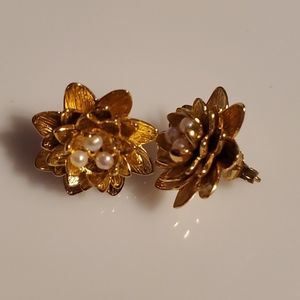 Women's gold toned flower pierced earrings